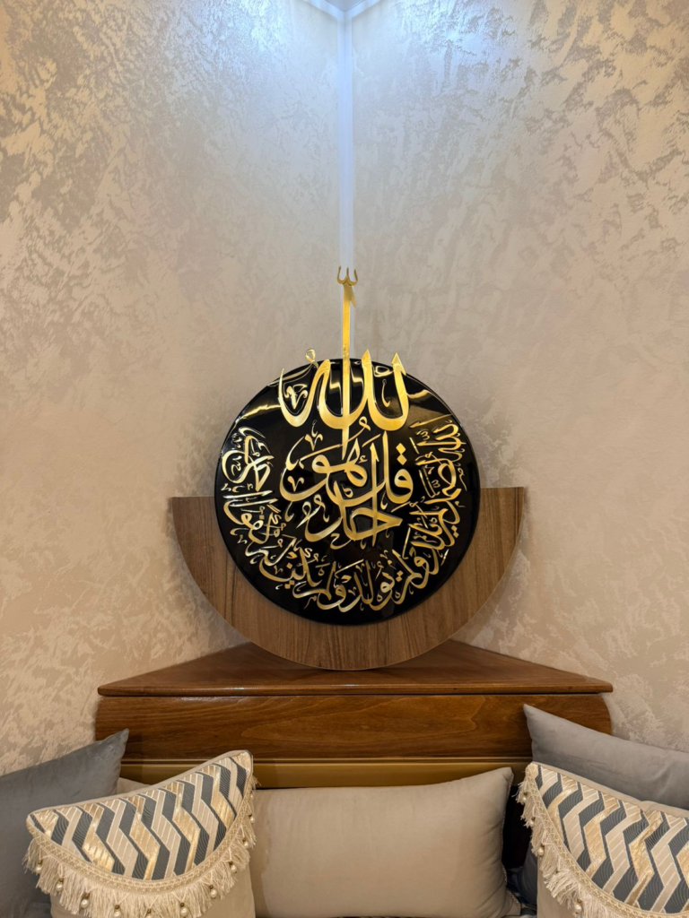 منظر جانبي يُظهر عمق الأسود ونصف دائرة الجوز