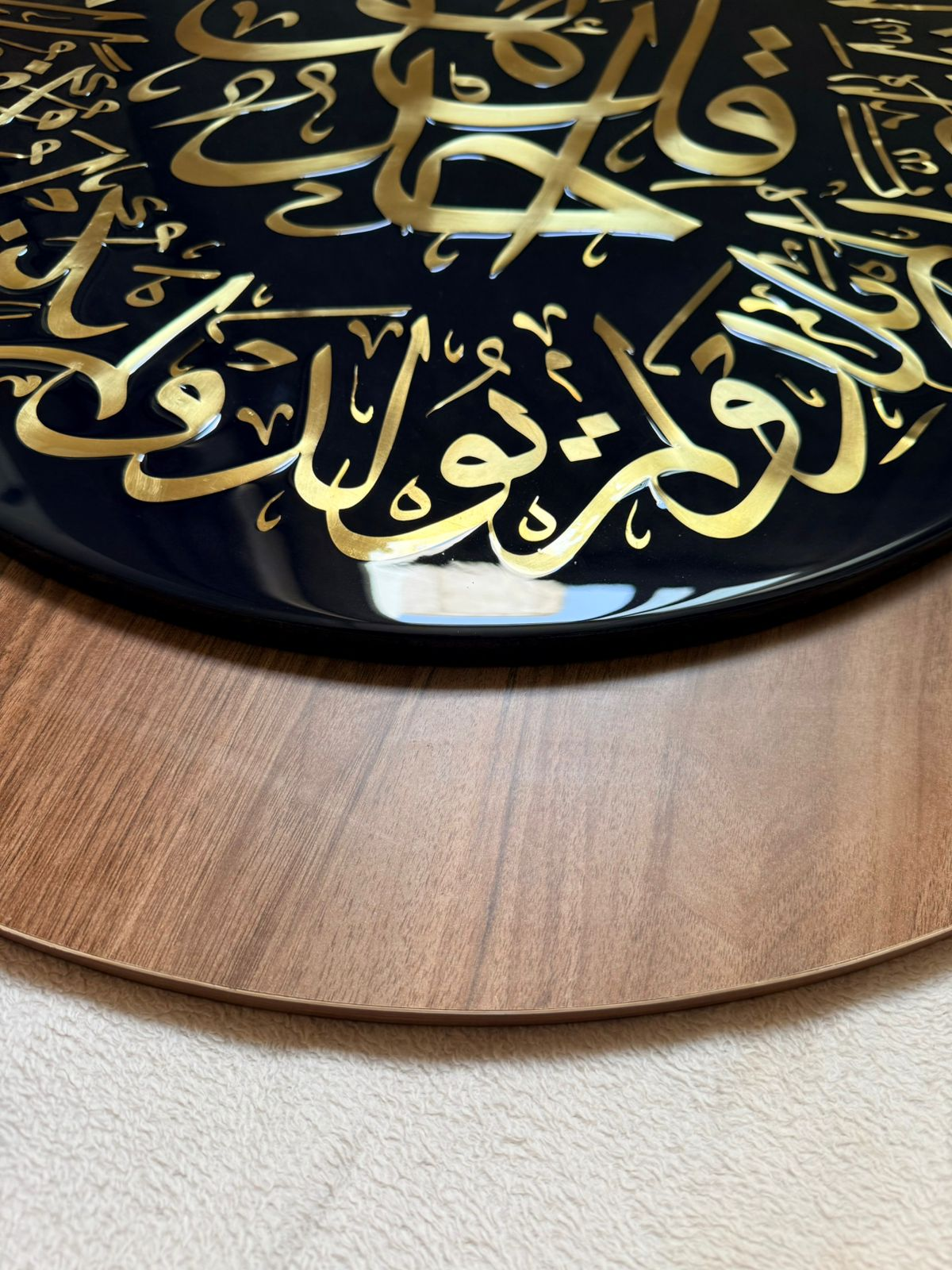 مقربة على حروف النحاس المصقول تحت طبقة الريزين