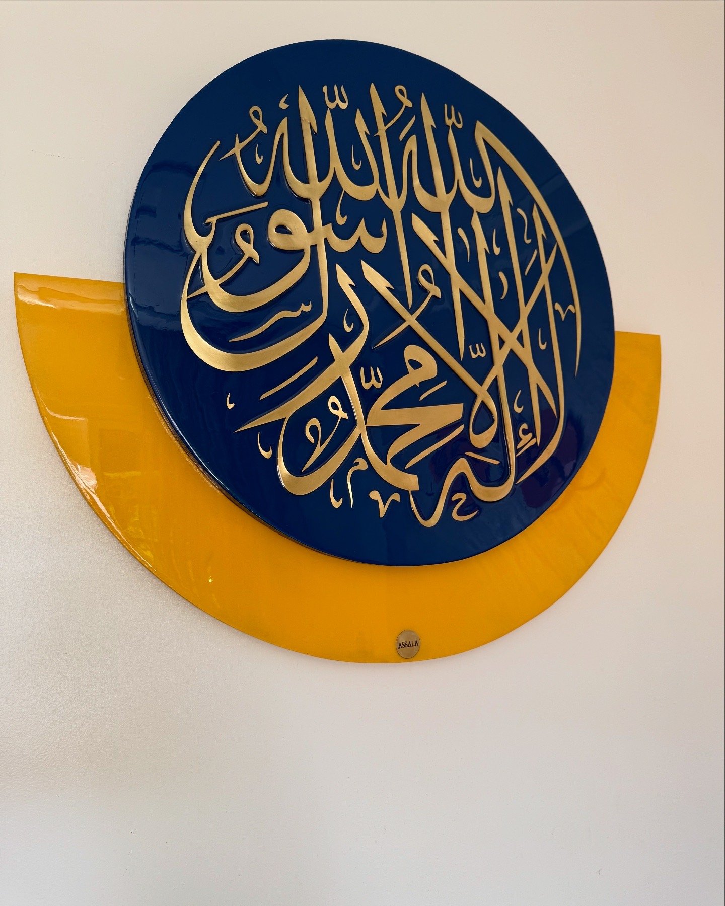لوحة الشهادة بالأزرق الليلي والأصفر الذهبي معلّقة على الحائط