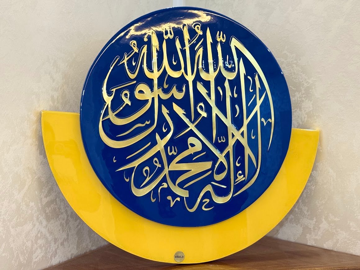 منظر جانبي للوحة الشهادة