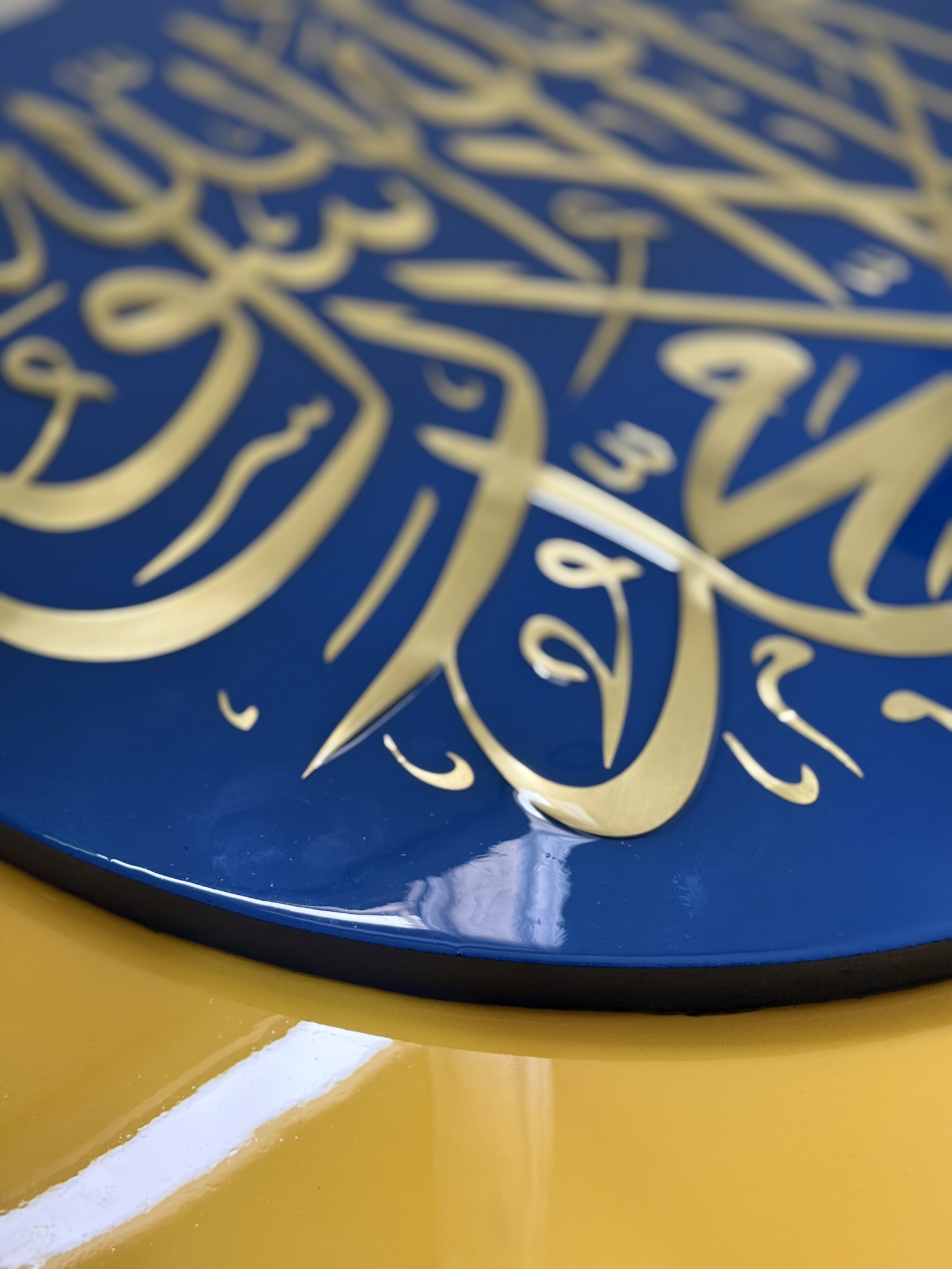 تفاصيل الخط بالنحاس تحت طبقة الريزين