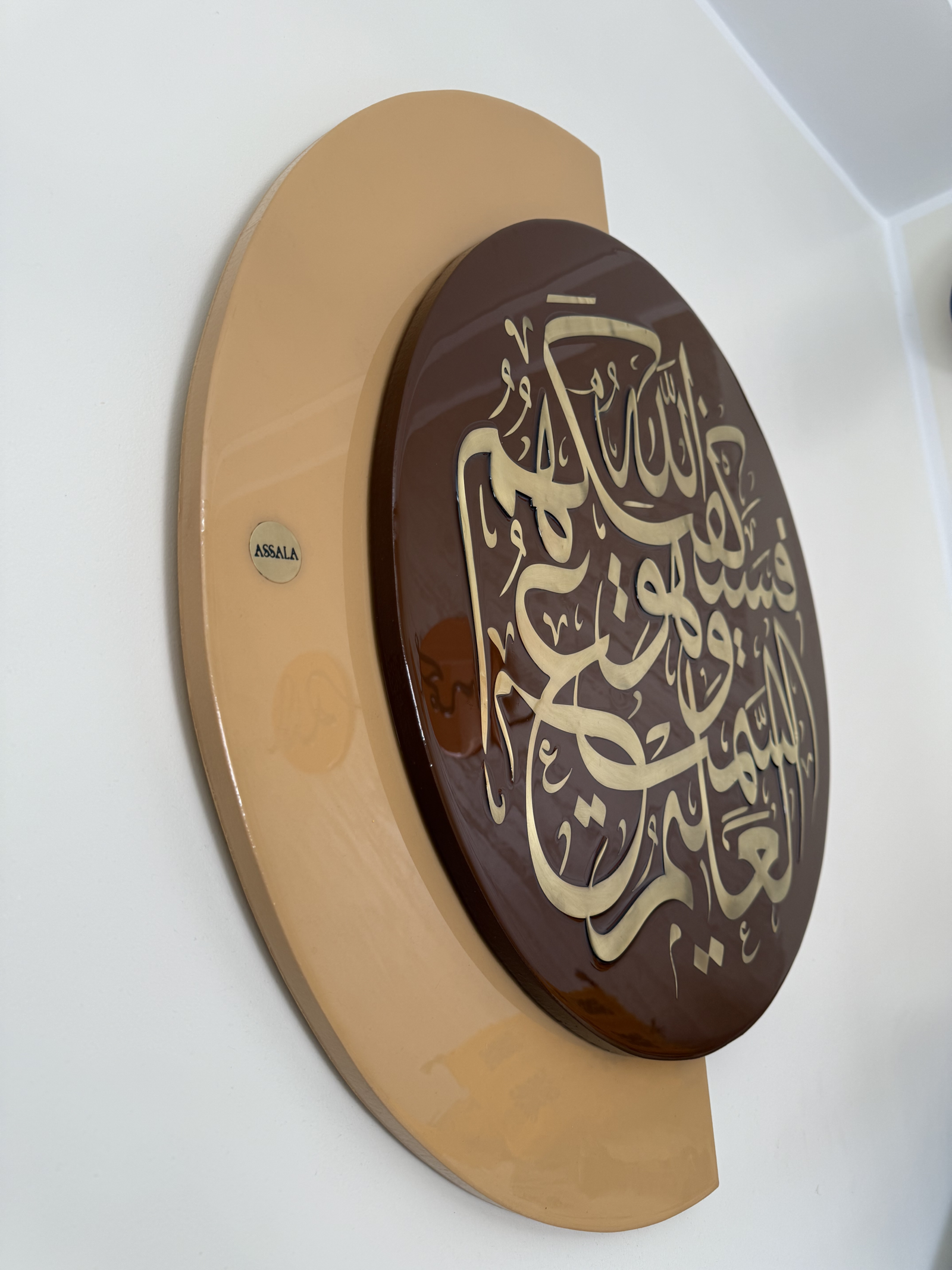 تفاصيل النحاس تحت طبقة الريزين — منظر جانبي