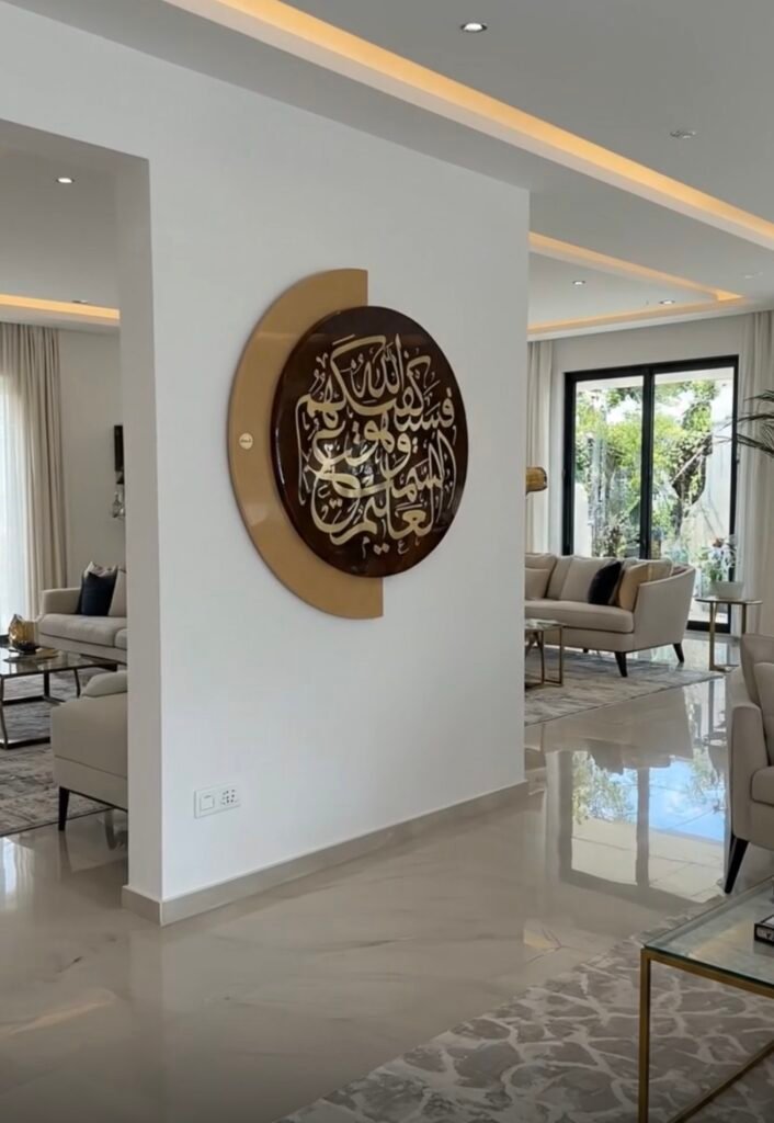 اللوحة معلّقة في صالون عصري