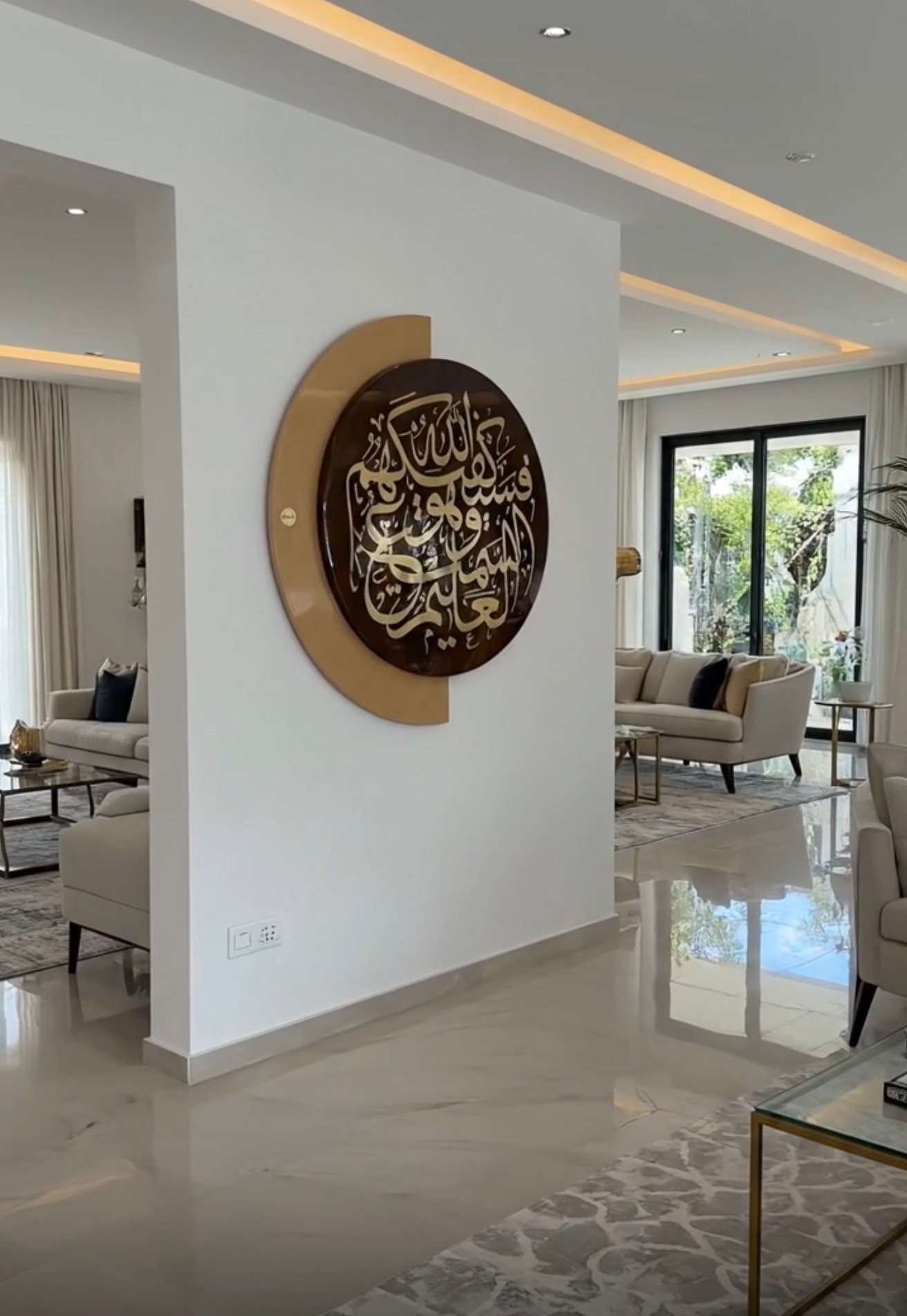 اللوحة معلّقة في صالون عصري